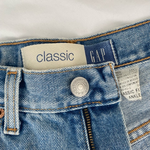 SOLD // Vintage GAP Mid Blue Denim Shorts Size W25 - Picture 2 of 7